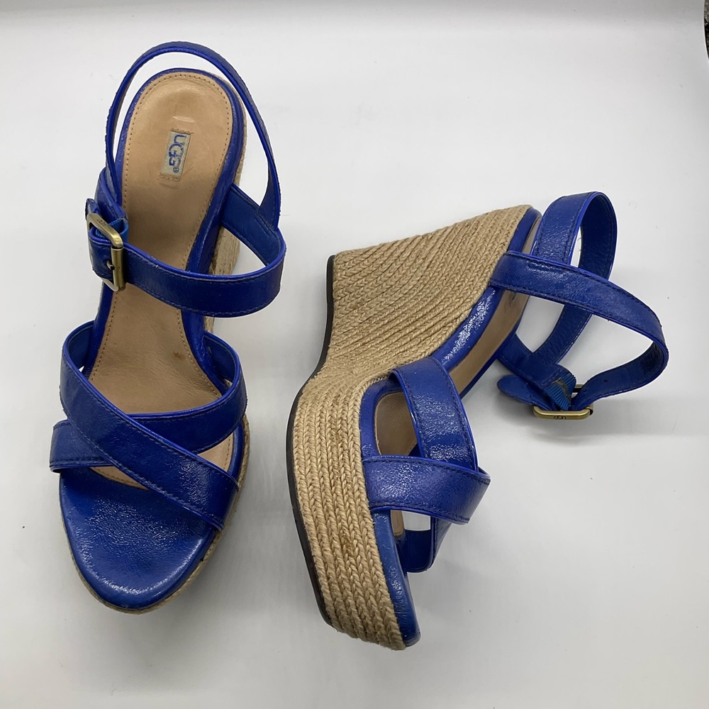 UGG PATENT LEATHER JACKILYN STRAPPY‎ SANDALS